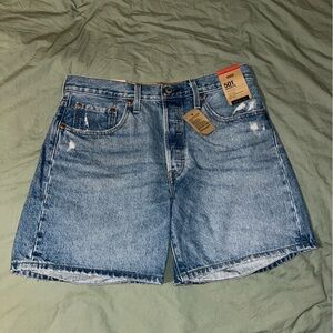 NWT Levi’s 501 Mid-thigh Short - Medium Indigo - Women’s 31
